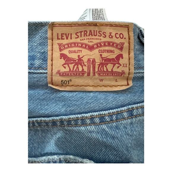 LEVI 501 5-pocket Button-fly Distressed Cut-off Denim Shorts Ladies Size W31 - Picture 3 of 10